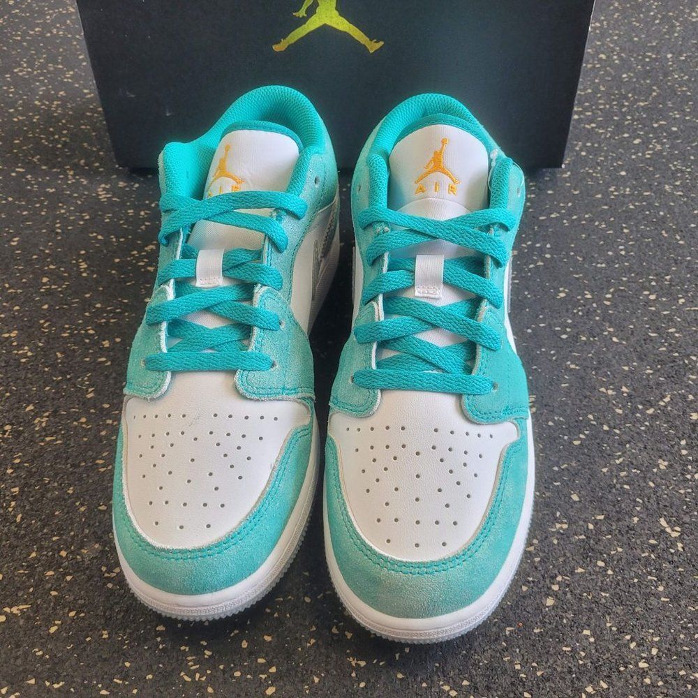 Nike Air Jordan 1 Low GS New Emerald Size 6.5Y/8W DO8244-301 - Picture 3 of 8